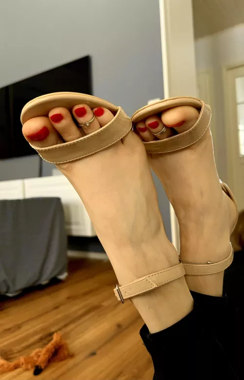 Small feet and high heels 😍❤️