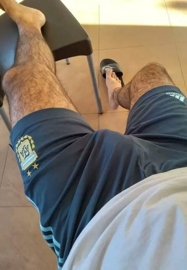 24 into bears, chubs, stocky dudes, beefy guys. DM me