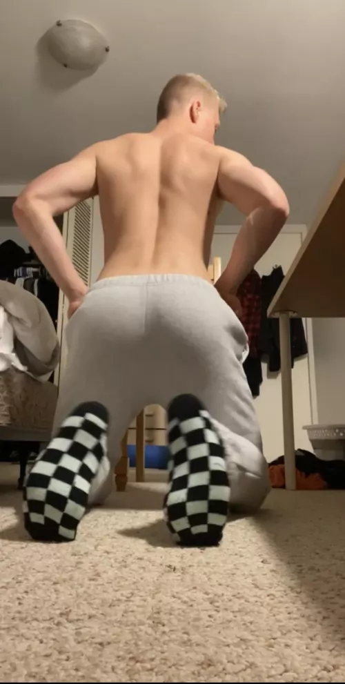 6’3 college athlete (soccer bum)