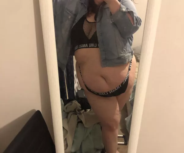 Big bellies are the best bellies. Big soft belly! PS If anyone wants anything message me 💕