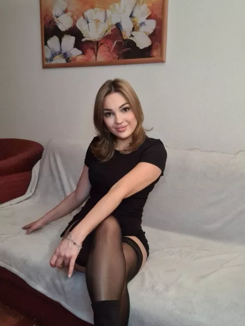 How can this pretty face be so slutty