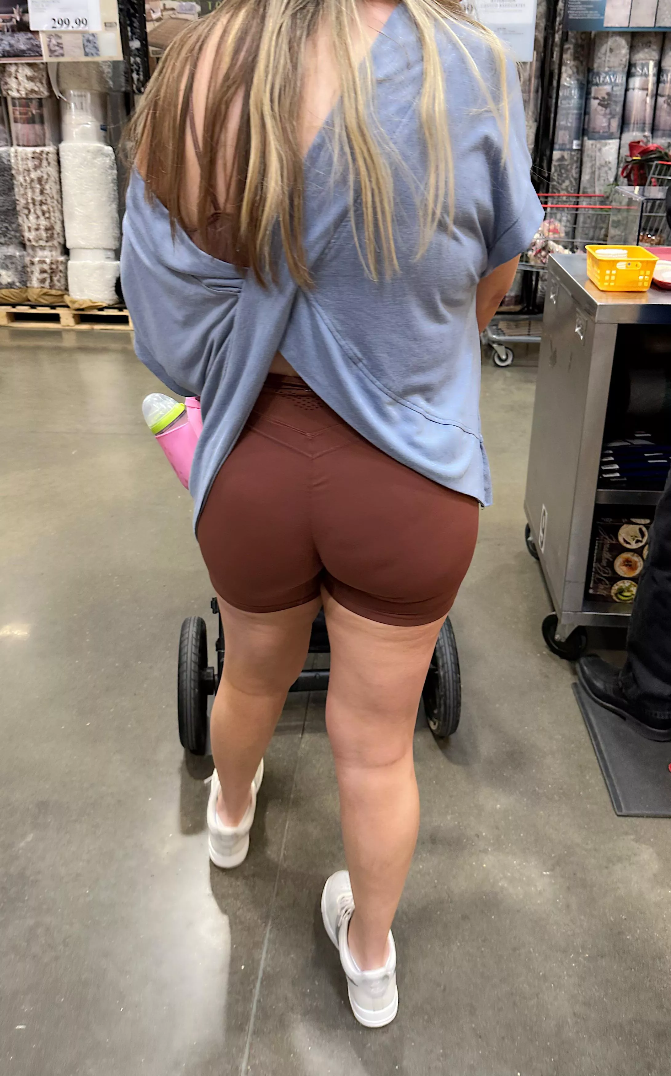 Love putting my curves on display while out shopping