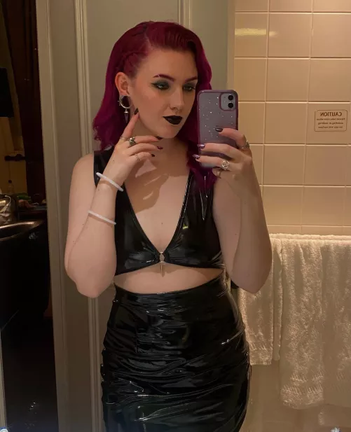 [OC] Wore this outfit for my birthday, I totally understand the hype now