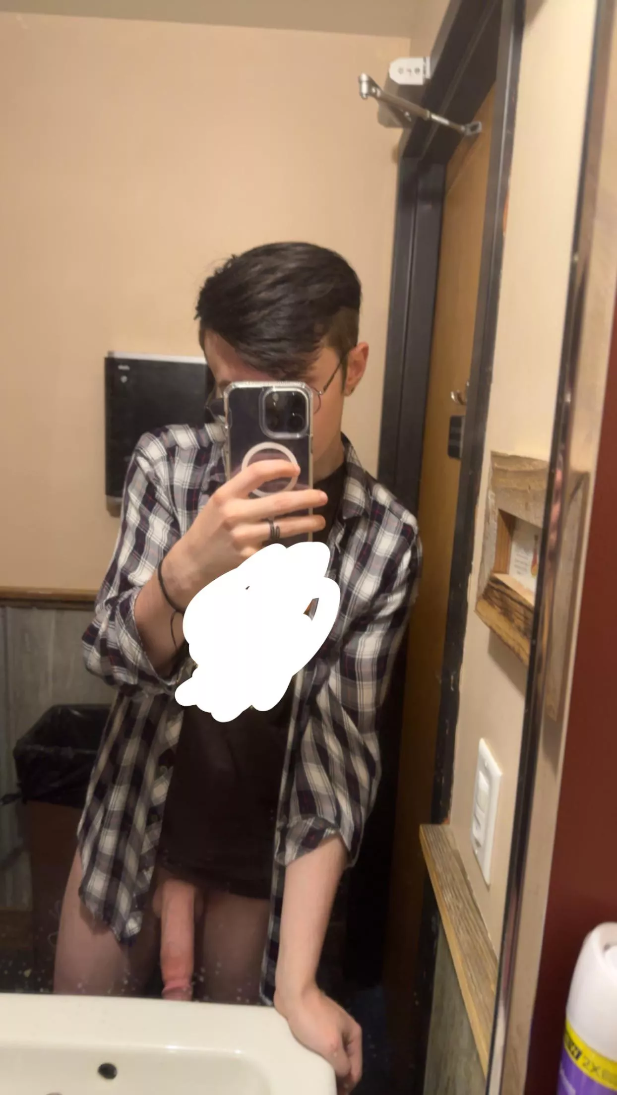 Taking NSFW pics at work turns me on so much