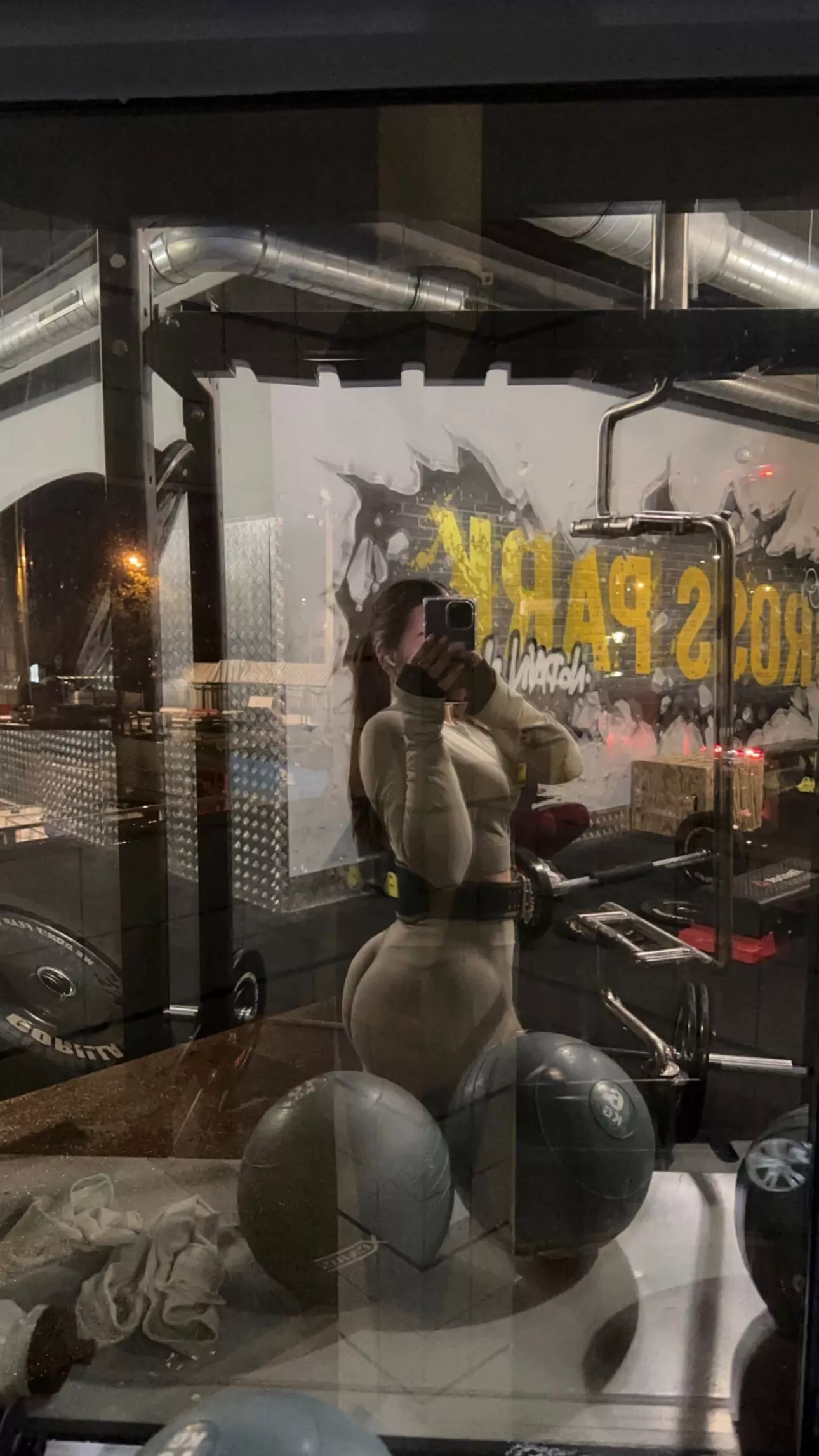 The 2 balls can not hide her thickness