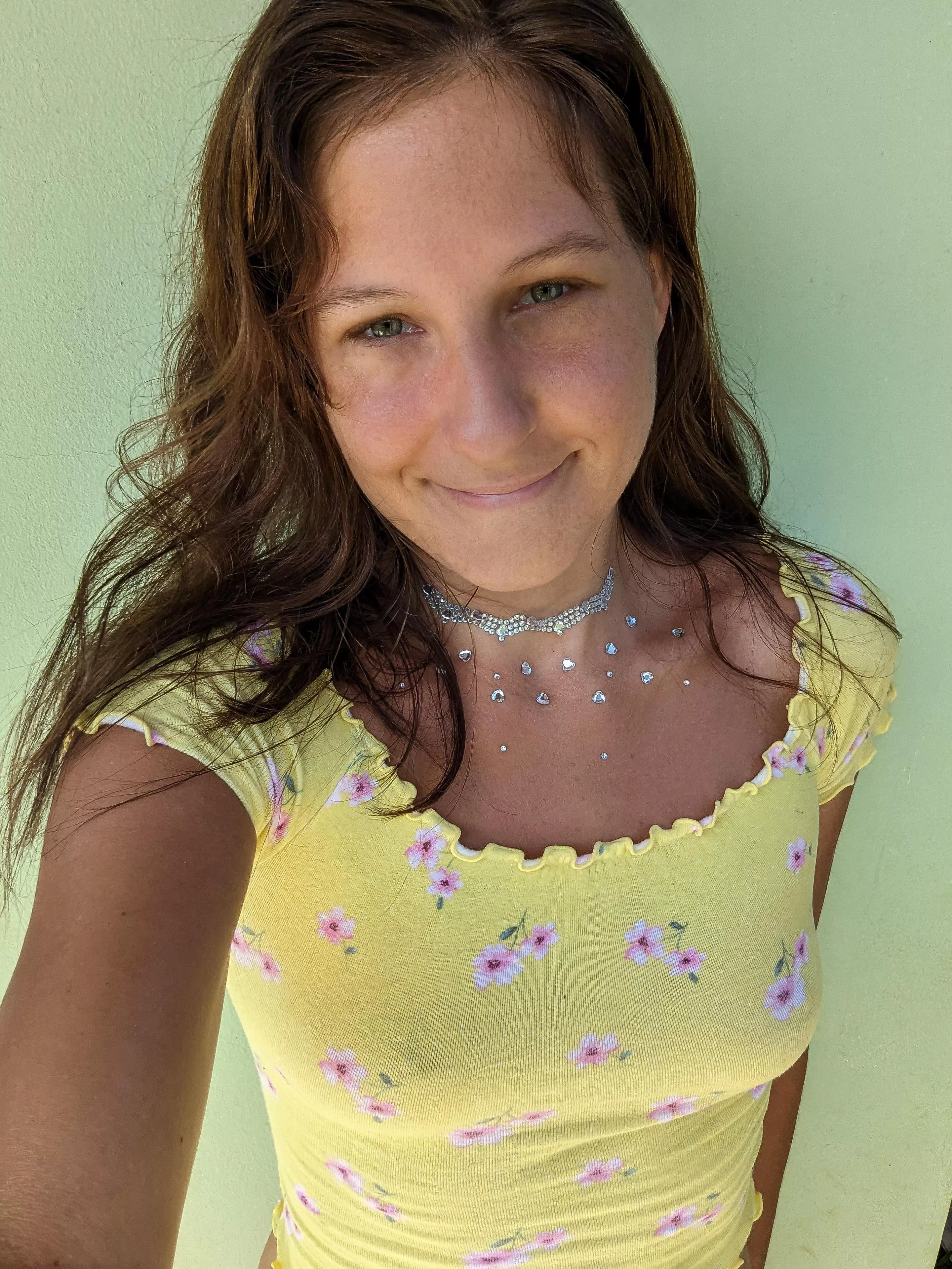 Today without make up, hope stickers distract 😅