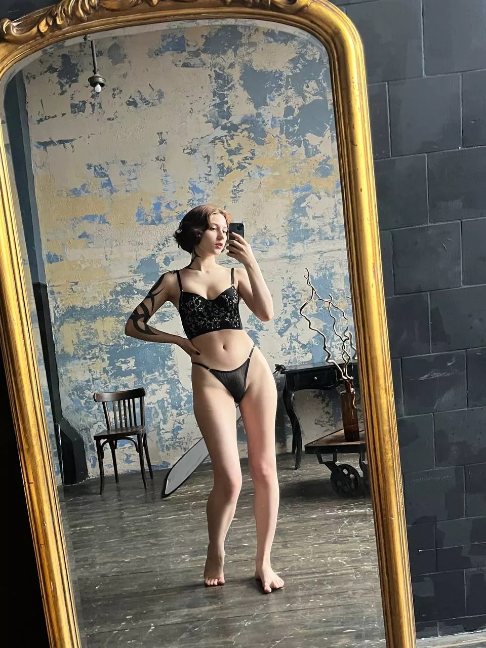 [TW] Strange place, strange posture, strange fantasies