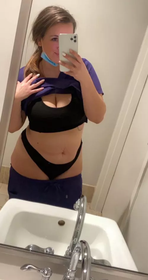 Another work day, another naughty selfie 🤤