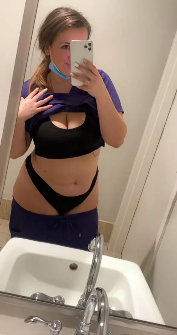 Another work day, another naughty selfie 🤤