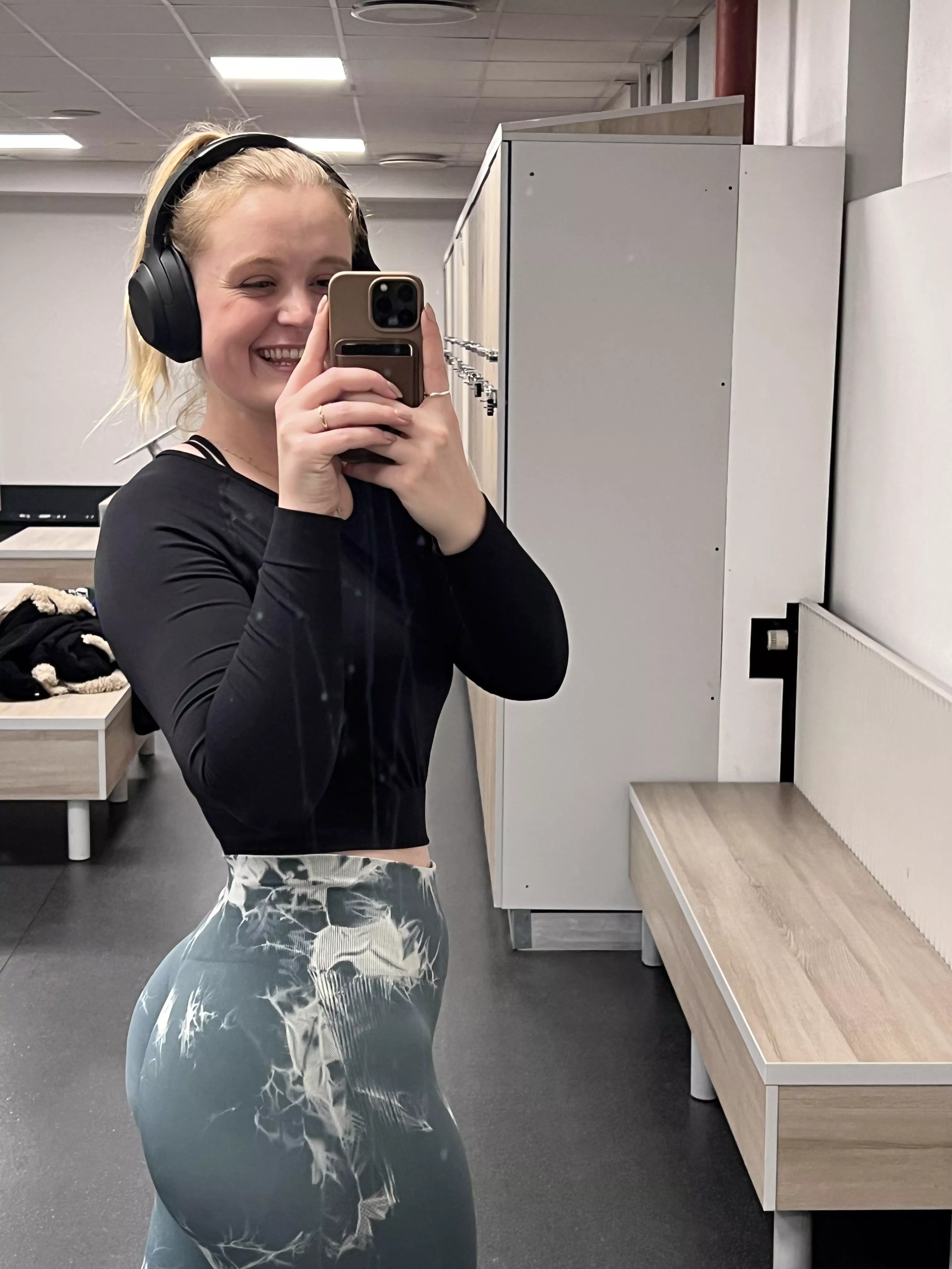 Cheeky mirror selfie ☺️ F22