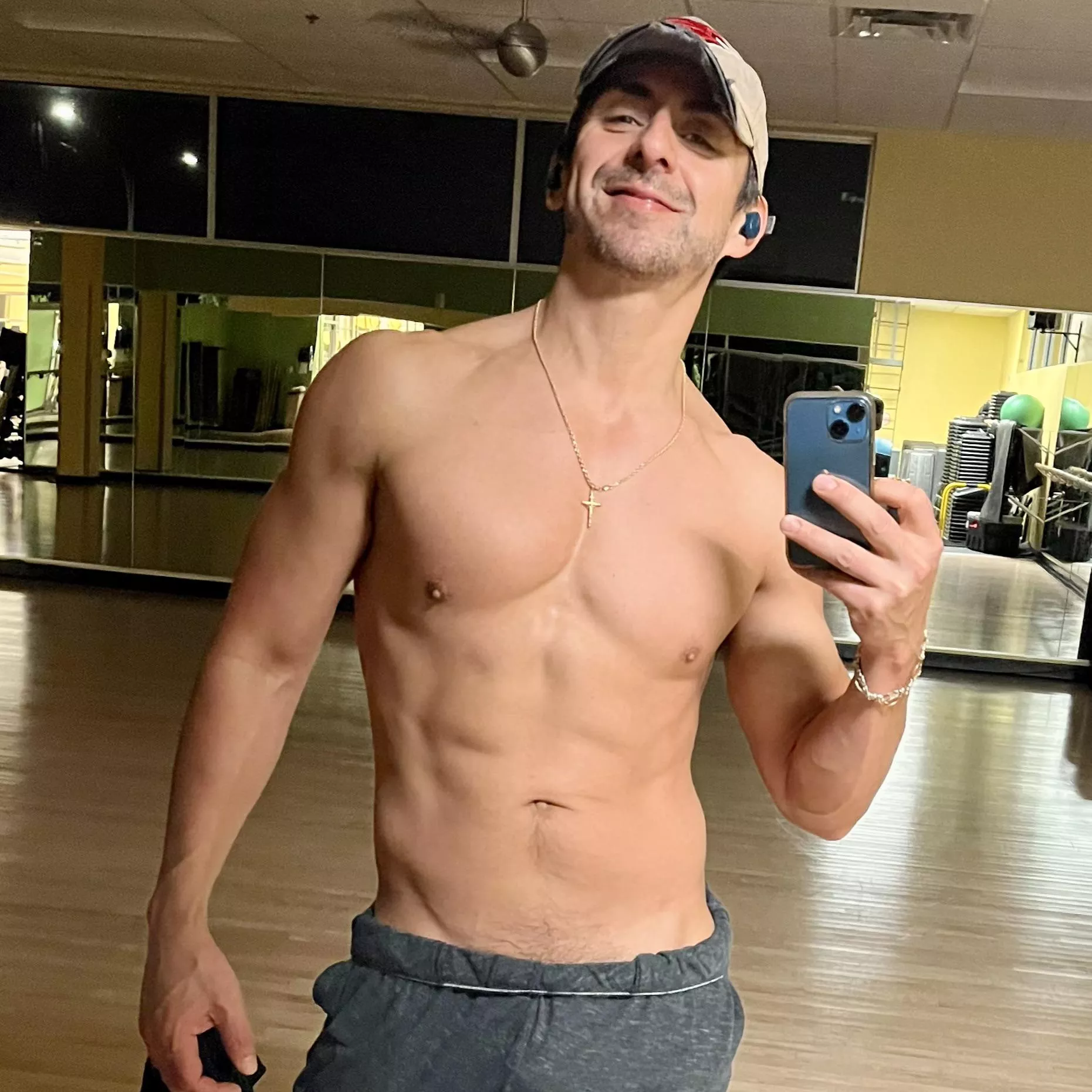 Cheers to Mondays and new starts! Hope you find all the joy you need to make this week incredible! Cheers to Mondays and new starts! Hope you find all the joy you need to make this week incredible!