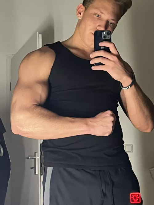 ⬆️ For worship my biceps❤️🔥