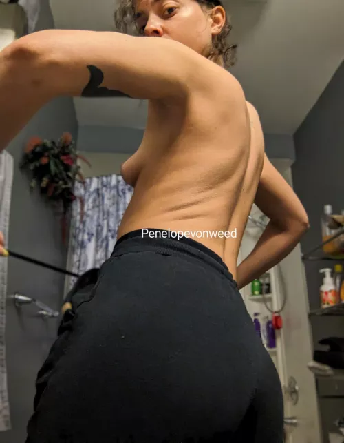 Leggings but with a waist tie, so you can grab it and pull me close. 🤤🔥