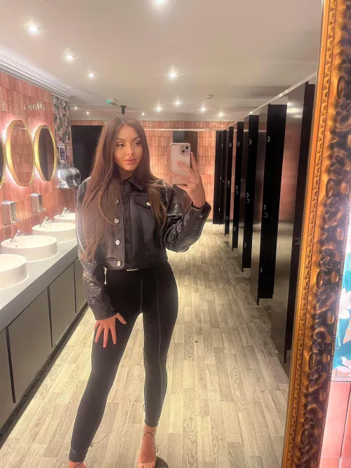 Let’s do it in the bathroom! Are you down?👀