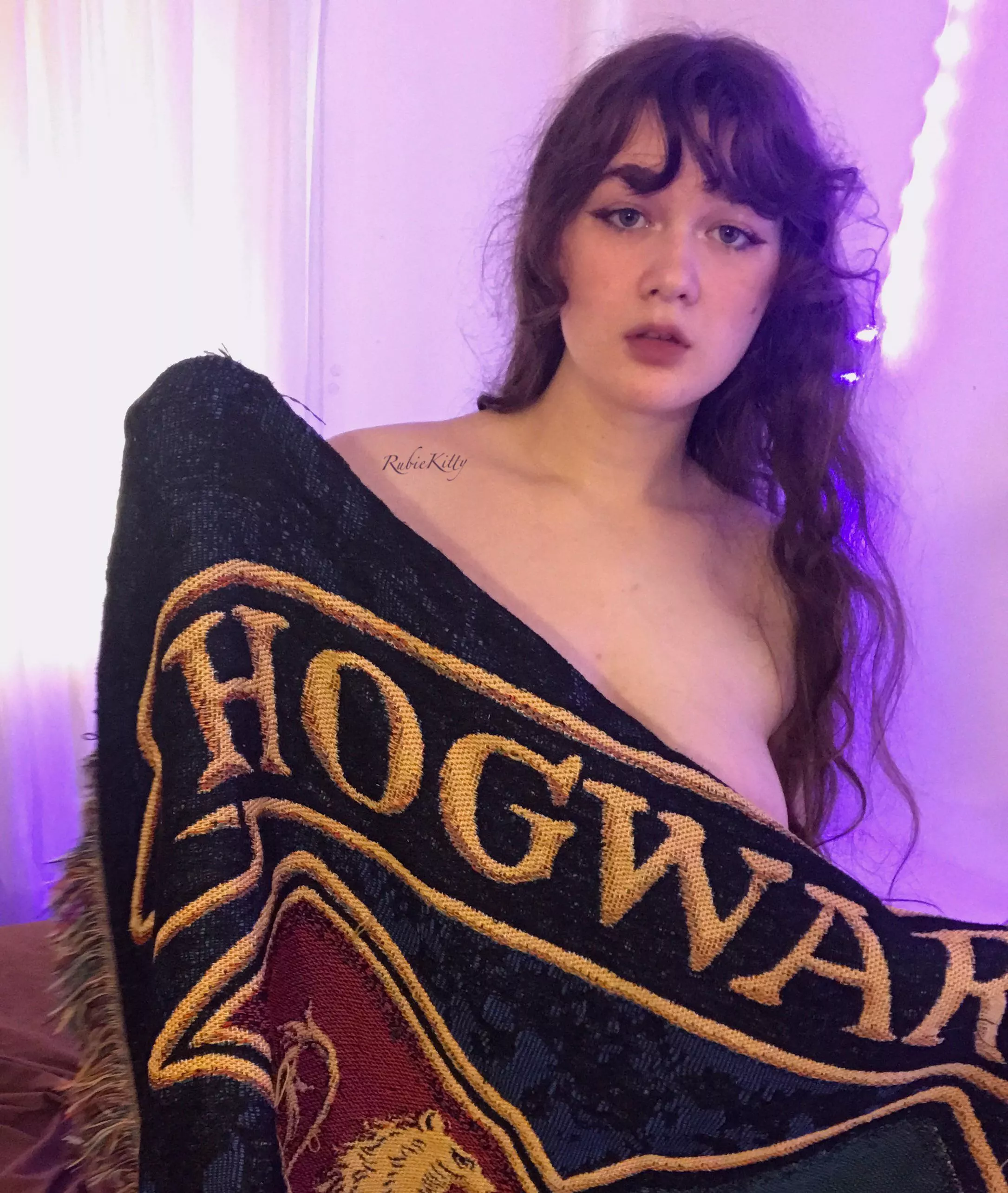 Let’s fuck under the Hogwarts blanket😜