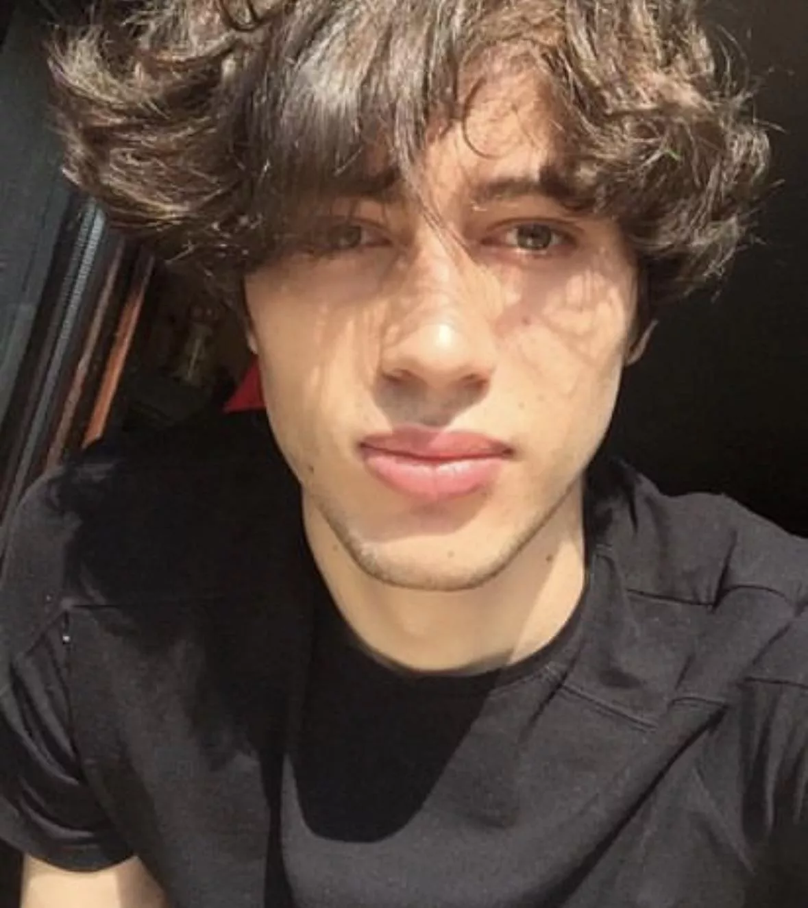 Looking to make friendships with like-minded queer people as I live in a 3rd country and it’s hard to find openly gay guys 😵‍💫 I’m 25 hmu if you wanna be friends!