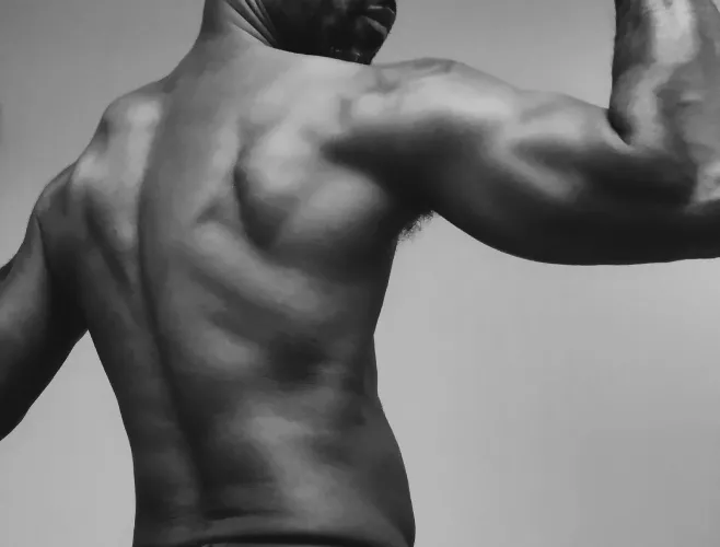 [M] Black and white photo got me looking ripped! Love it.