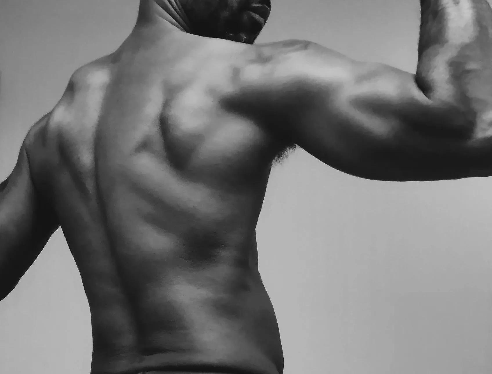 [M] Black and white photo got me looking ripped! Love it.