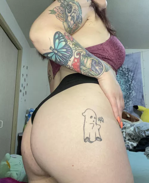 tattooed, thicc, and slutty