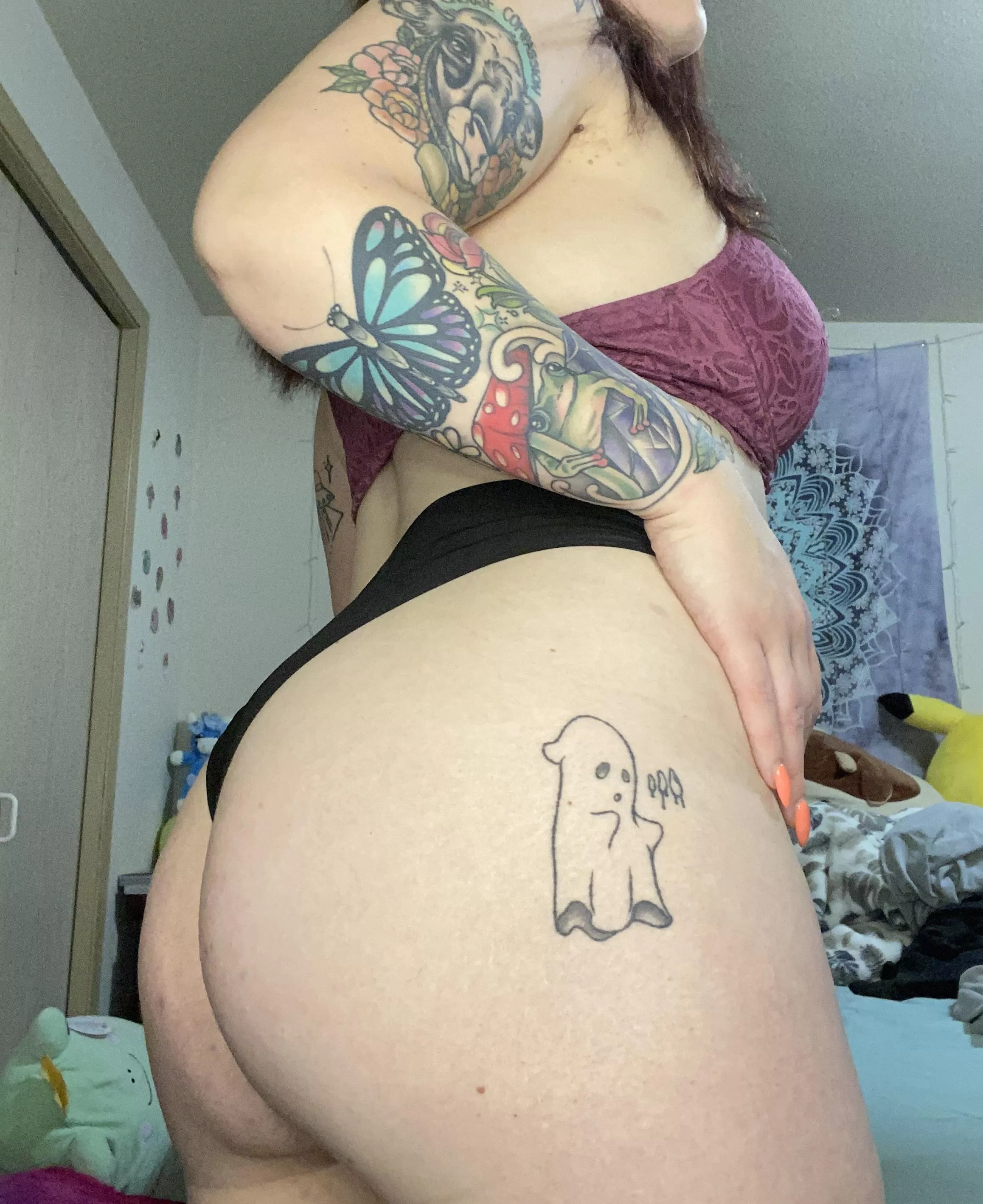 tattooed, thicc, and slutty