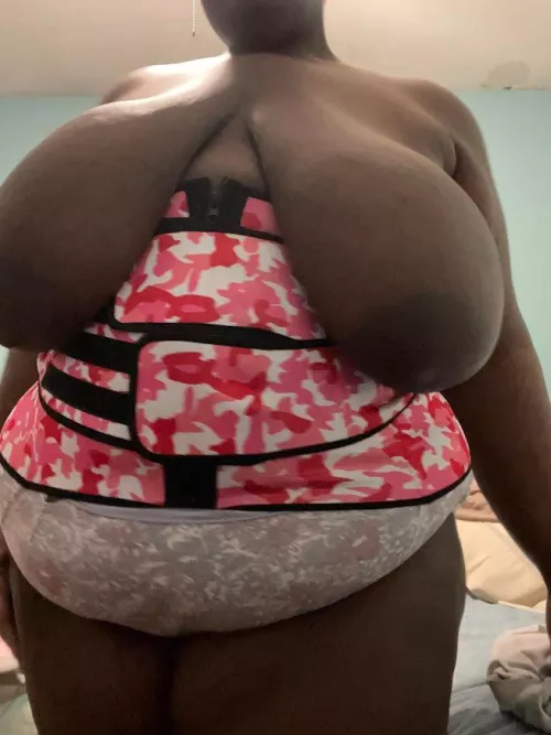 Titties holding my weist trainer in place 🍫🍼