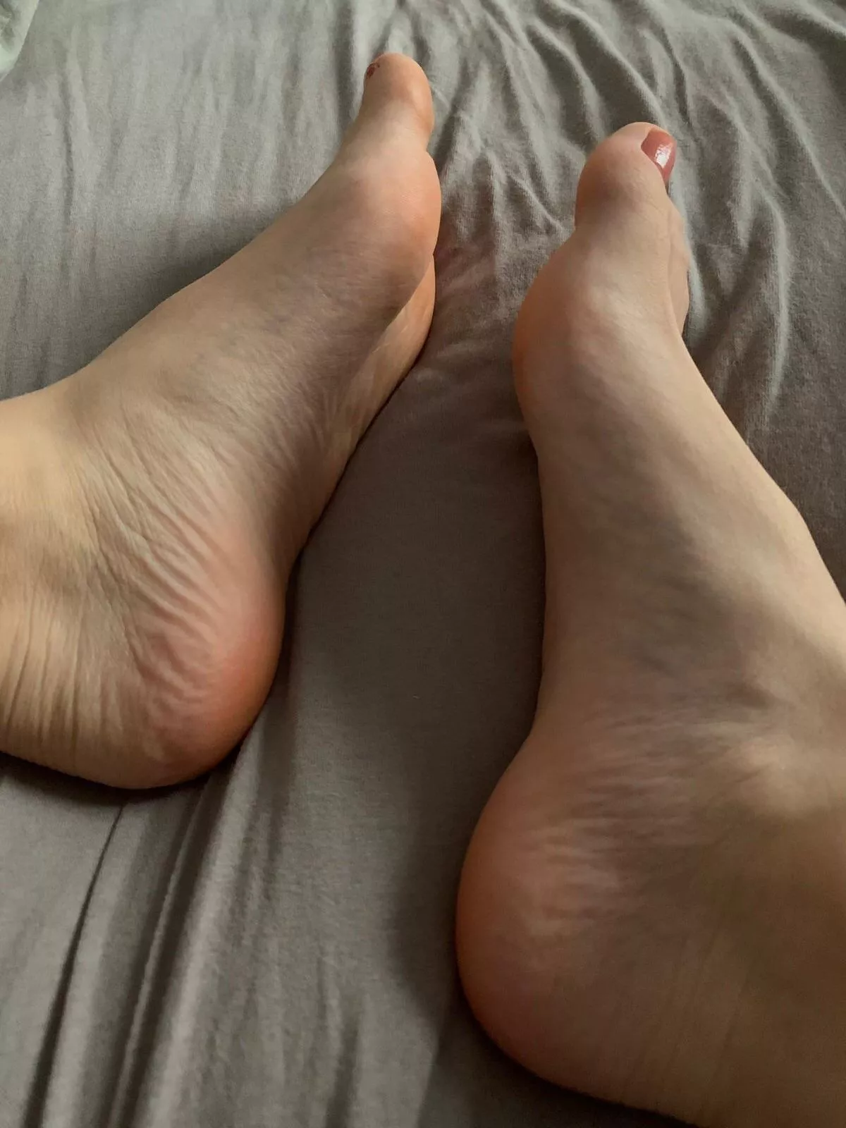 Would you rather…suck my toes or lick my soles?😤😋
