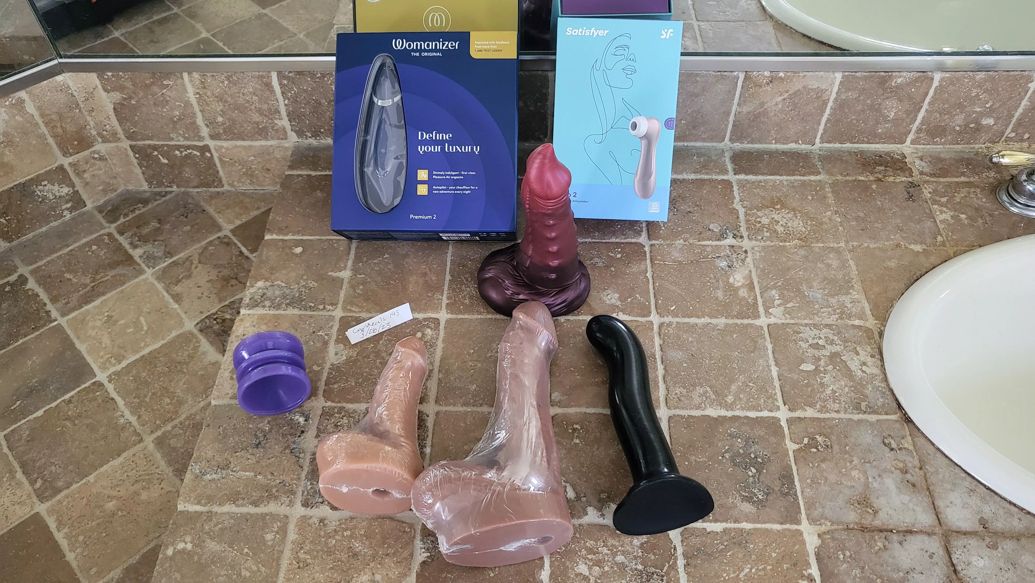 WTS [USA] Mr Hankeys Toys, Bad-Dragon, Womanizer Premium 2, Strap-on-me