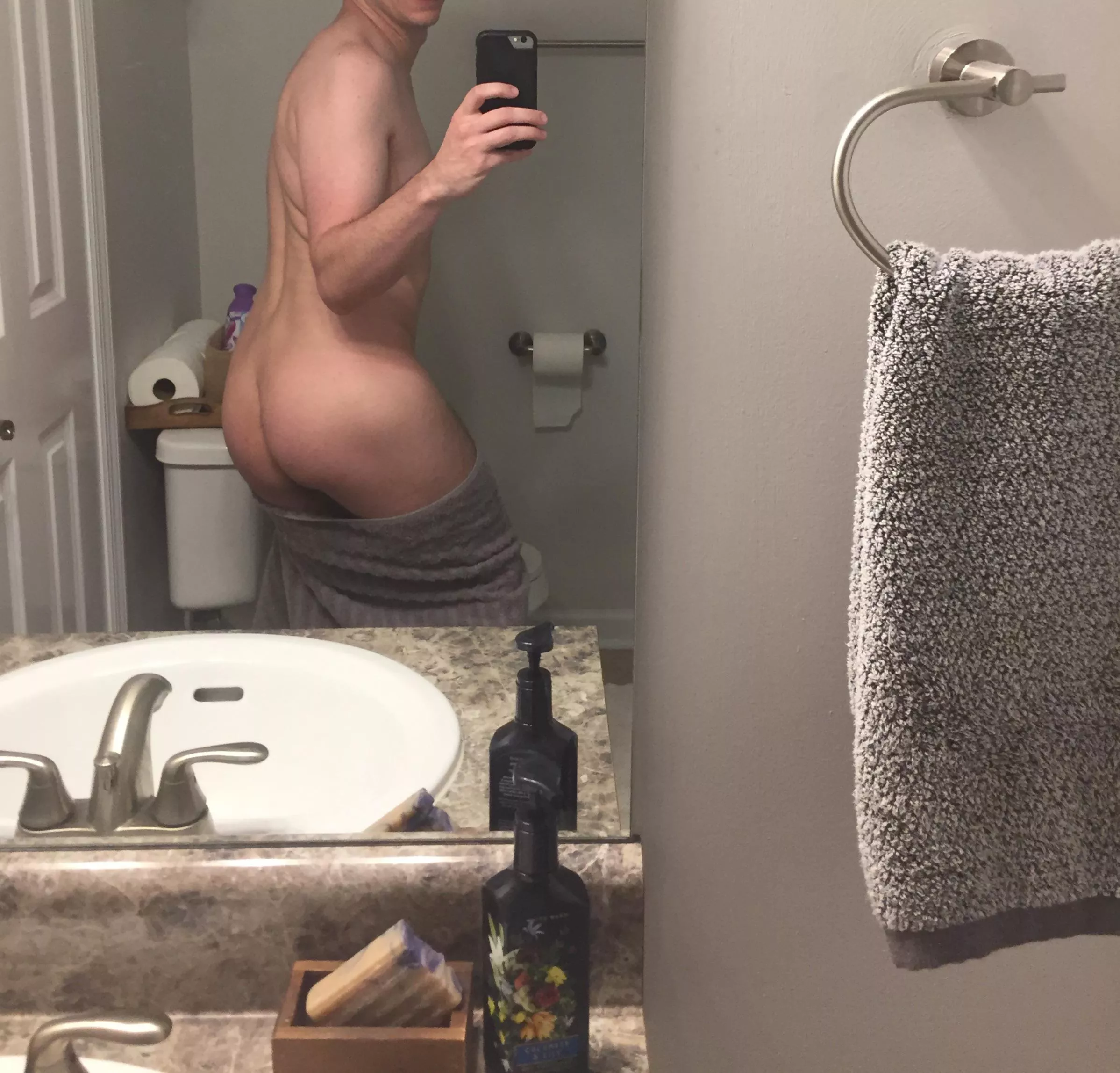 Feel like I have to bottom with such a big butt 🤷🏻‍♂️
