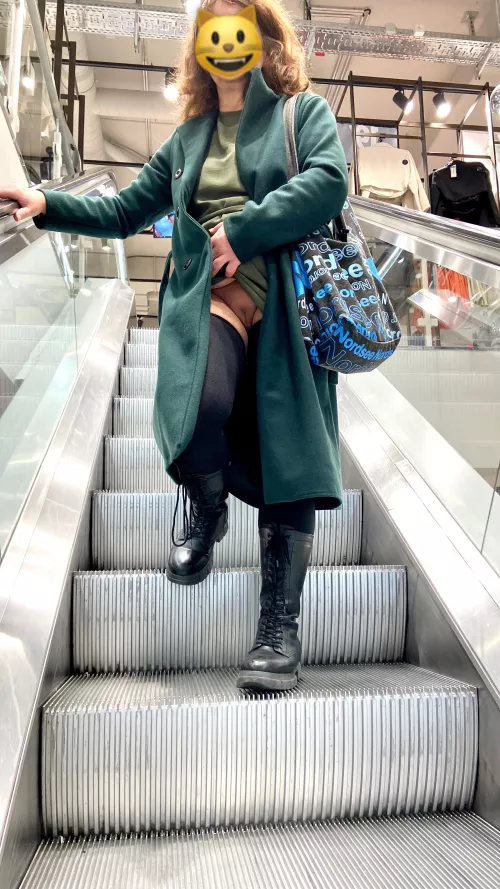 (f)went down escalator. oops, what is there to see?