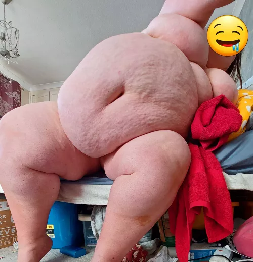 Look at how big round heavy I look . Look how deep my belly button is so many ways you could fill me 😘