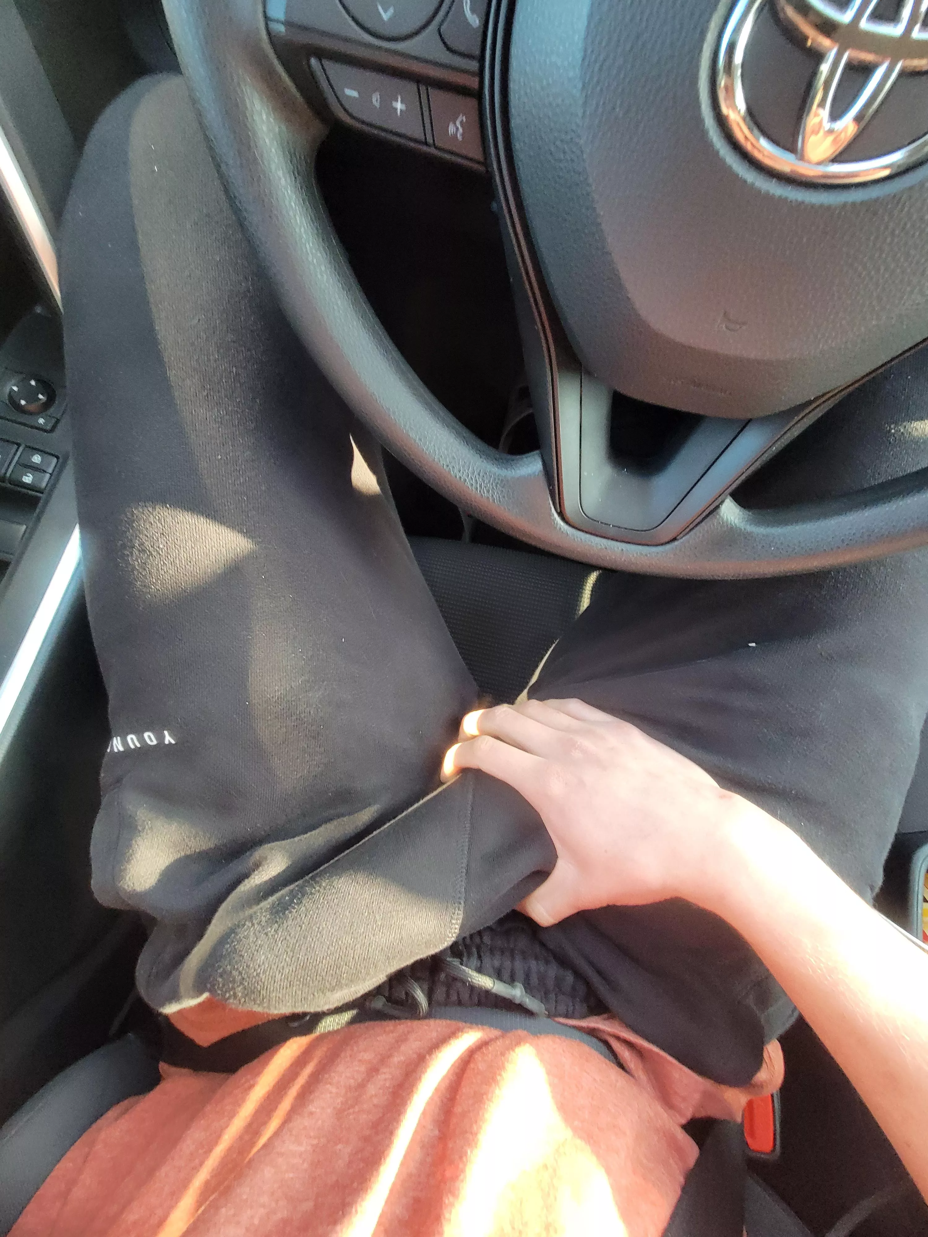 Who like a good public bulge 😈🍆