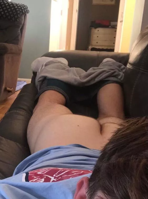 18 year old jock football player looking for daddies!