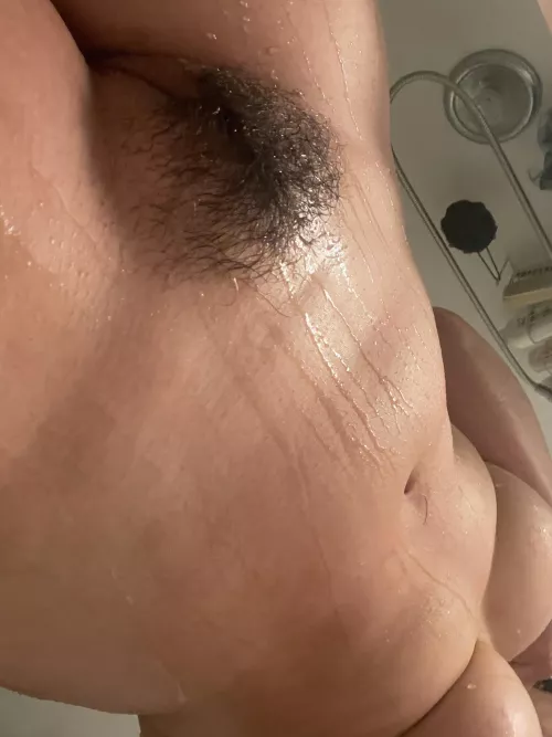 Love how the water looks as it runs downs my body🥰💦