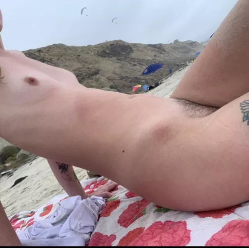 Nothing better than having your tits out at the beach 😂😘