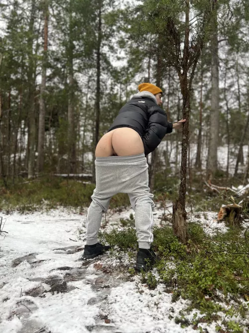 Cruising in Sweden and freezing my ass off 🥶 Can someone cover it with some warm cum? 💦🍑
