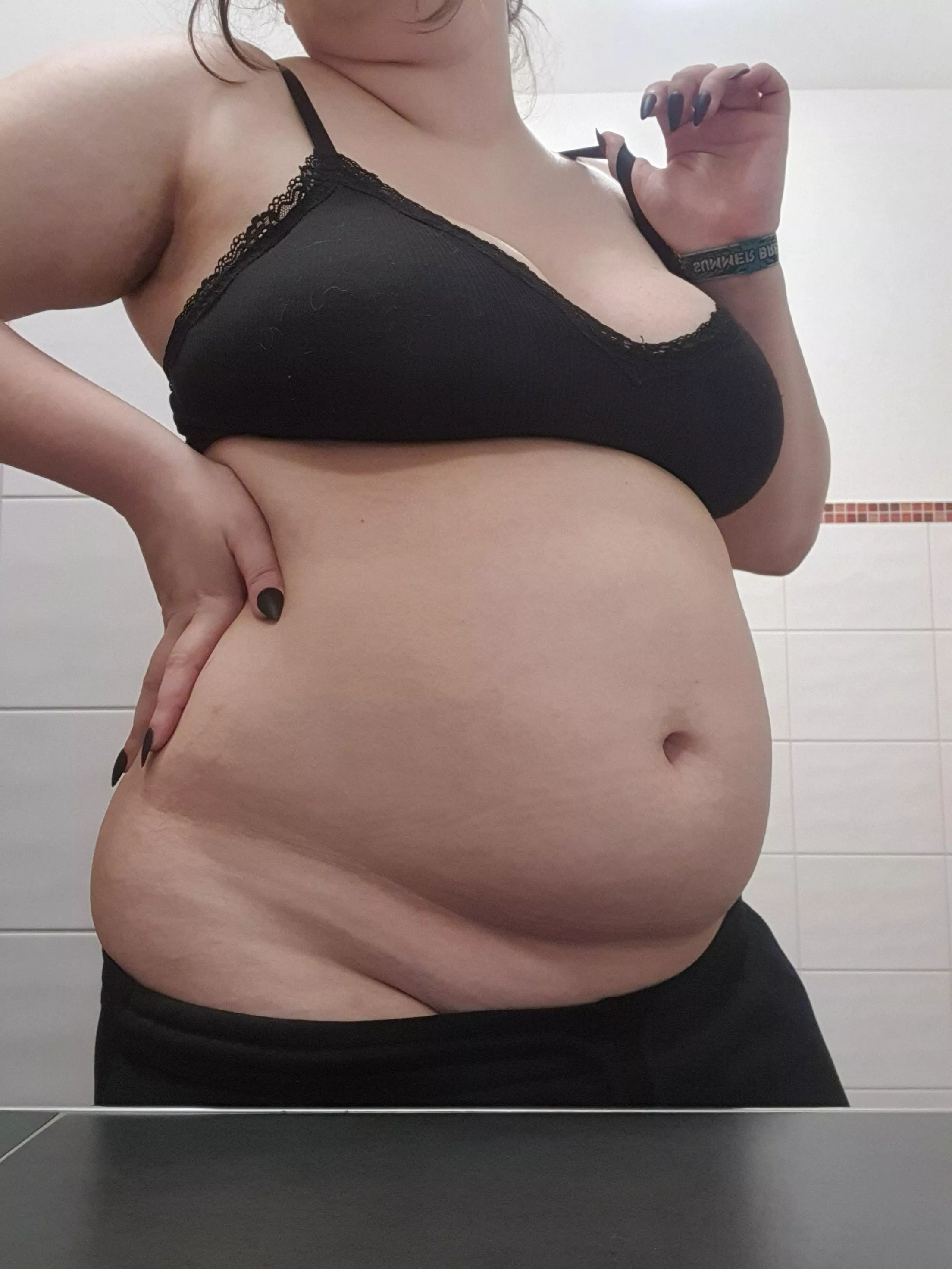 [F22] Is my belly to big?