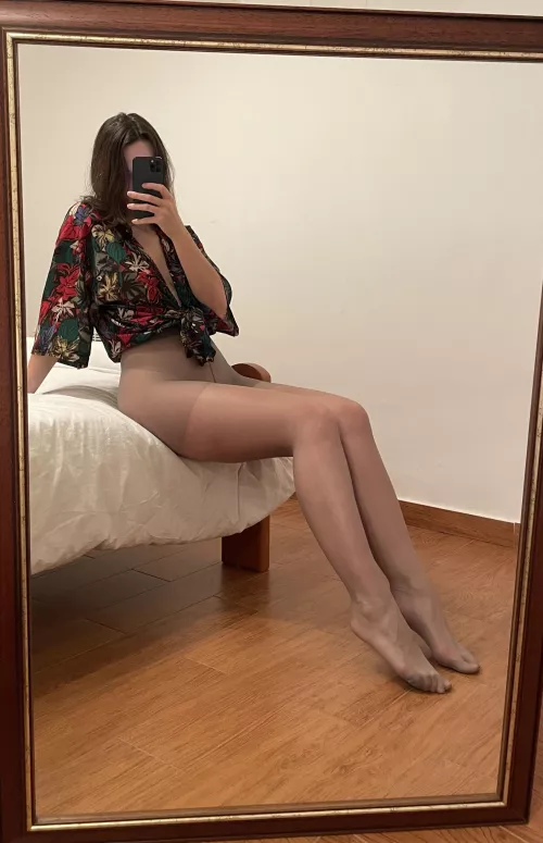 Grey and shiny pantyhose: the perfect accessory for any occasion! ✨