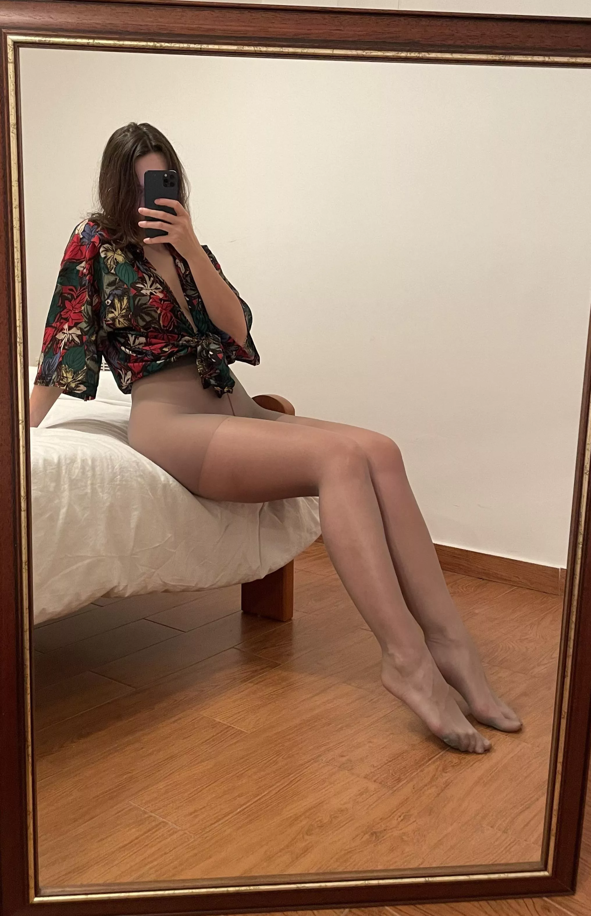 Grey and shiny pantyhose: the perfect accessory for any occasion! ✨