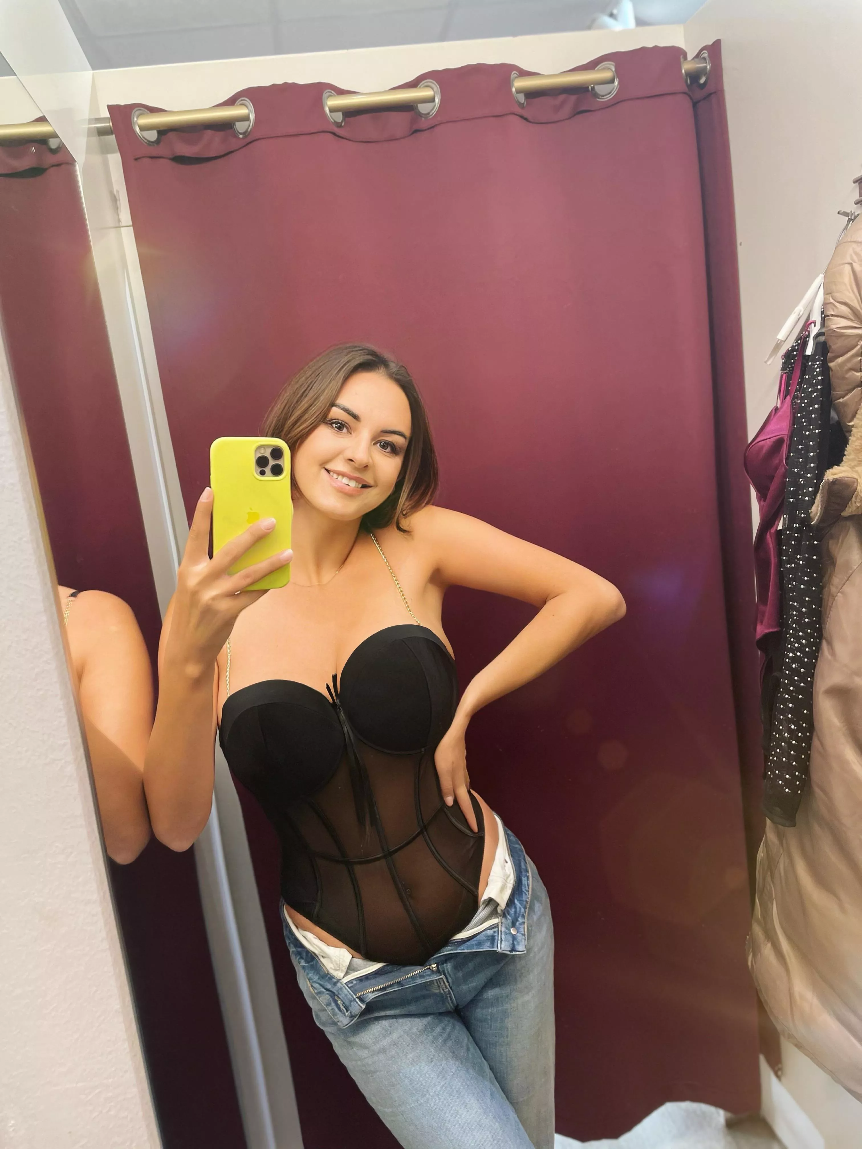 How do you like ripped jeans?When clothes are a little open, it’s so captivating