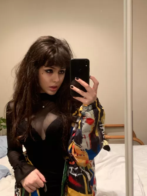 i just want to hold your arm while we walk to the theater🖤 [18f]