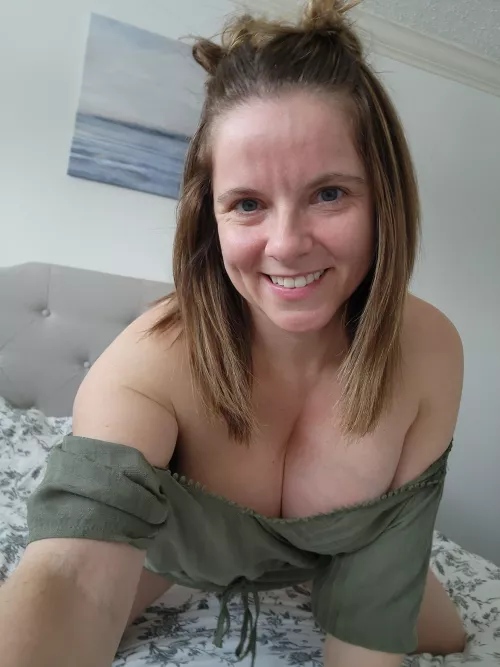 If i was your friends mom would you make a move??