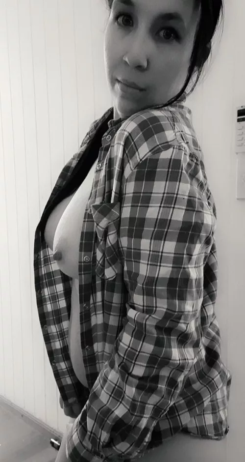 It's finally cool enough to bring back Flannel Friday 😉