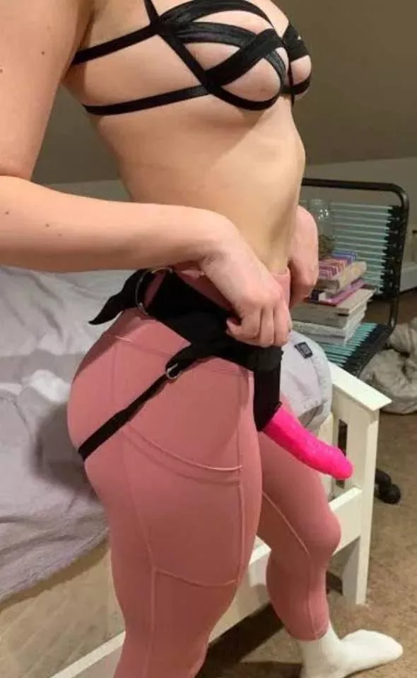 Mommy Ella seek a newbie slave to explore kinks together and also get fully trained add me on Snapchat halirat_ele2021