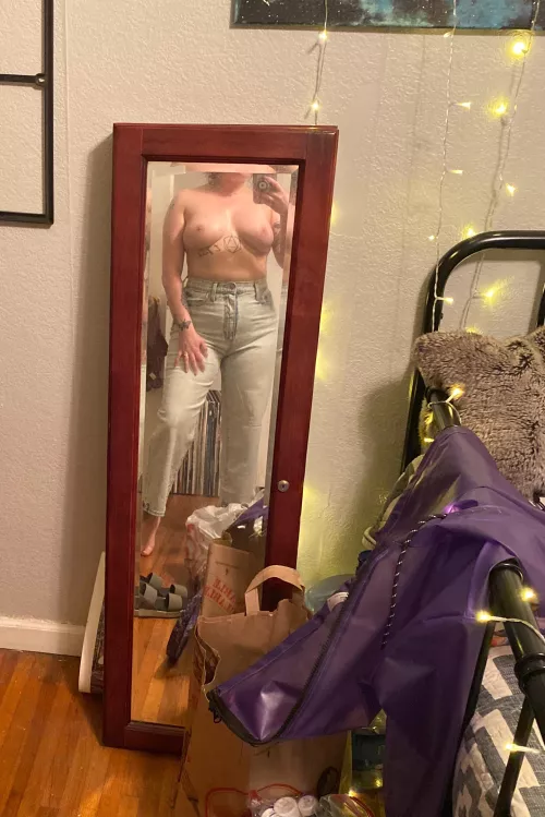 My wife just sent me this selfie… “post this on Reddit, I want to see what strangers think of me” DM me to tell me what you think