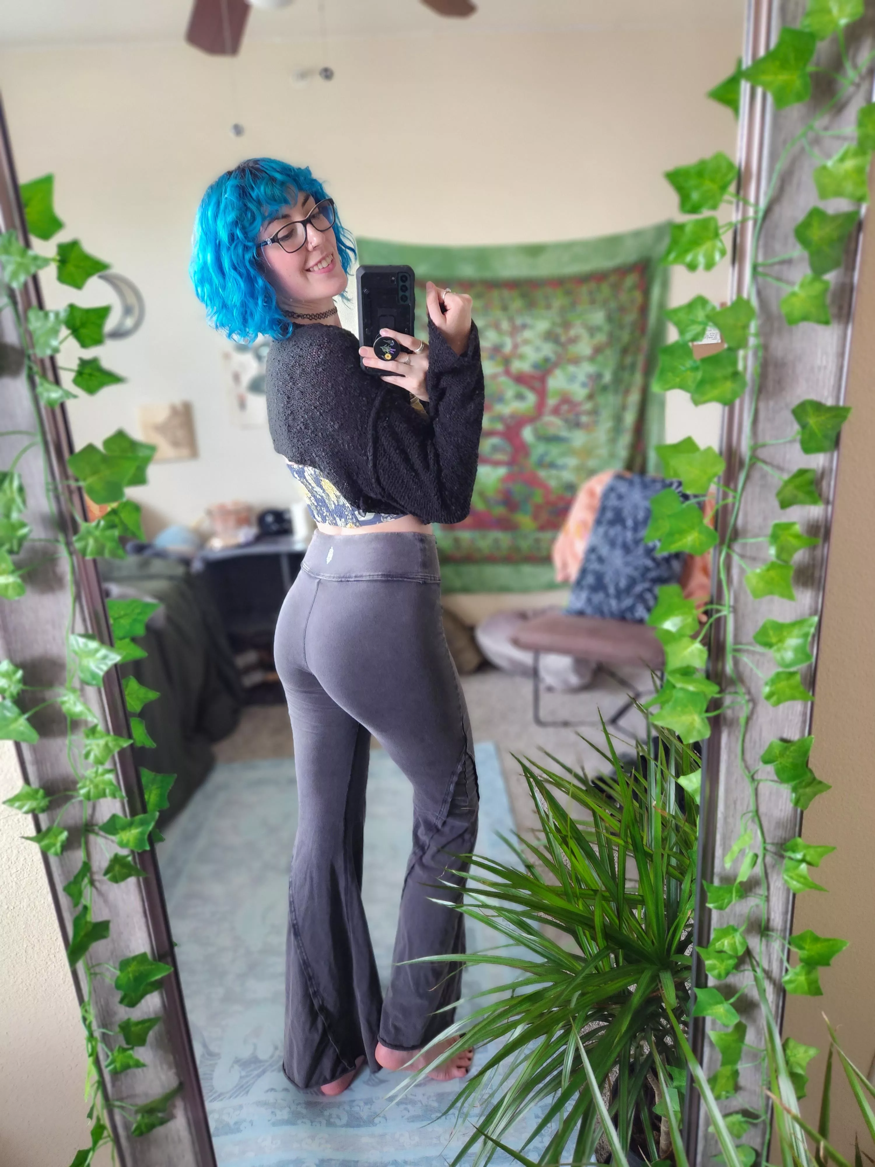 Really love how these pants hug me [f]