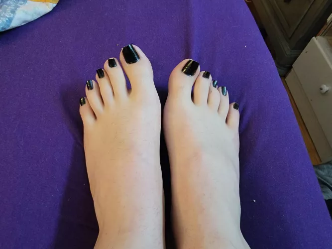 Some cute black on purple ^-^ but this kitty will definitely have to change her polish soon 💜
