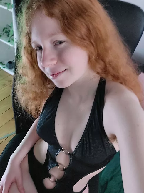 Your kitty is here again! 💙 Streaming live now! (link in the comments!)