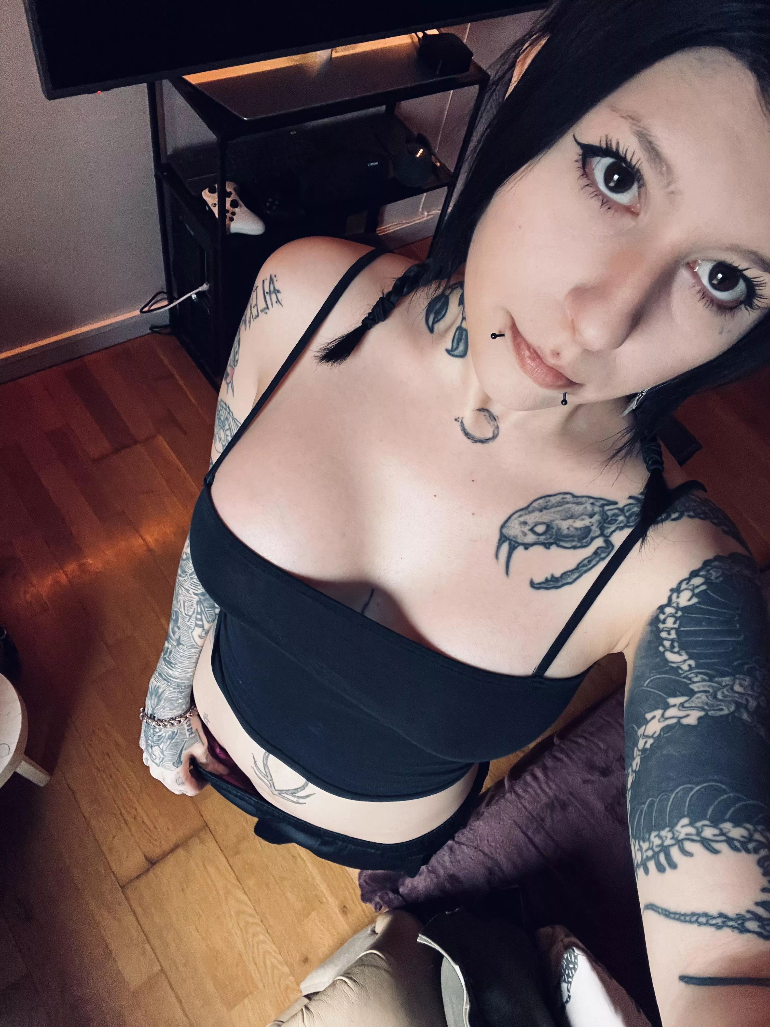 Your metalhead gf is here again