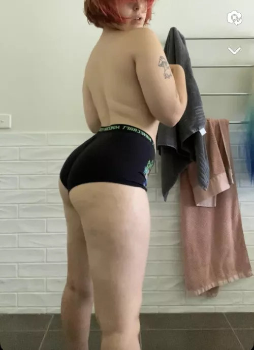 does anyone like gaming & thicc femboys? 🥰