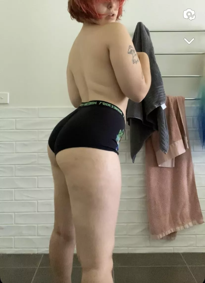 does anyone like gaming & thicc femboys? 🥰